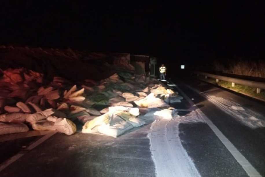 Caminhão carregado com farinha de trigo tomba em Estrela do Norte