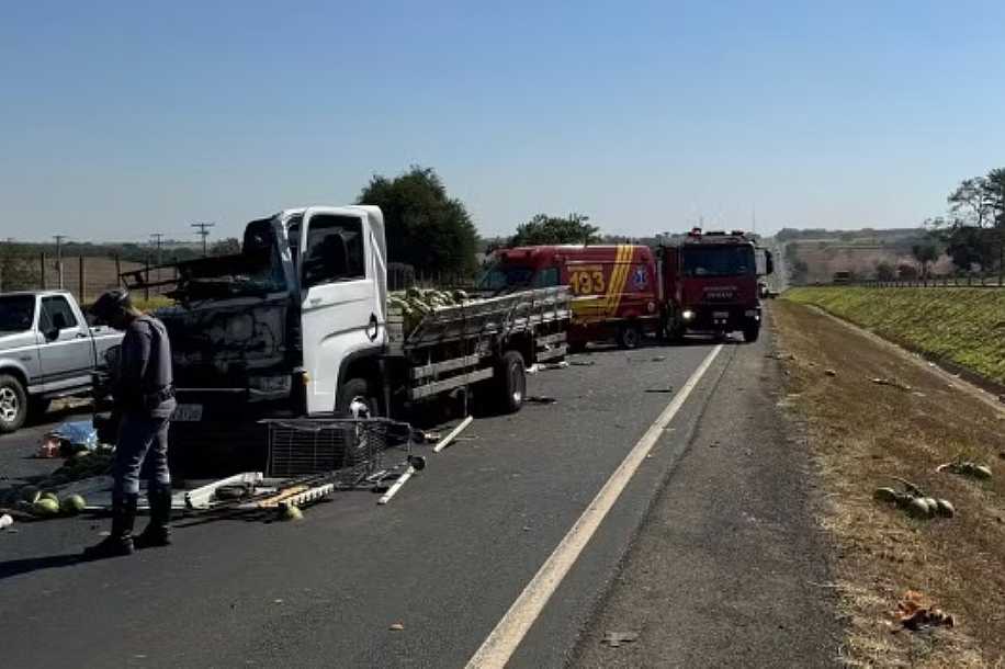 Passageiro morre em acidente entre dois caminhões em rodovia de Meridiano