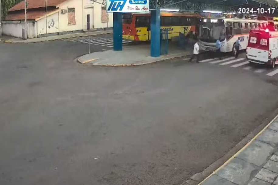 Adolescente é internado após ser atropelado por ônibus em Araçatuba; vídeo