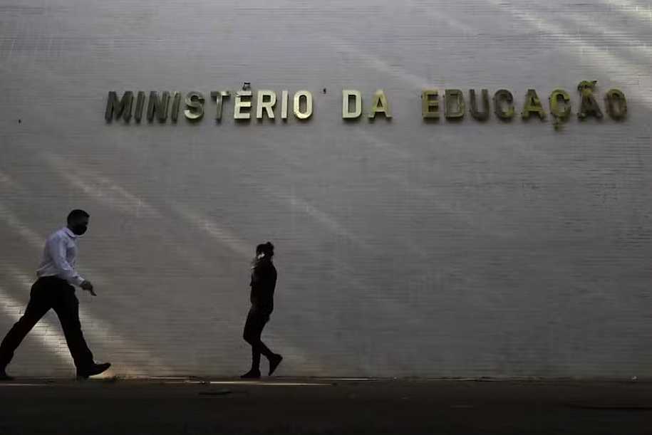 MEC aciona Polícia Federal e anula três questões do Enem 2025