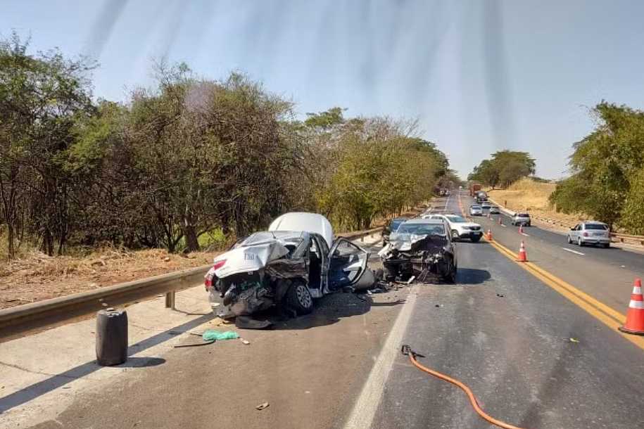 Duas pessoas morrem em acidente entre quatro veículos em rodovia no interior de SP