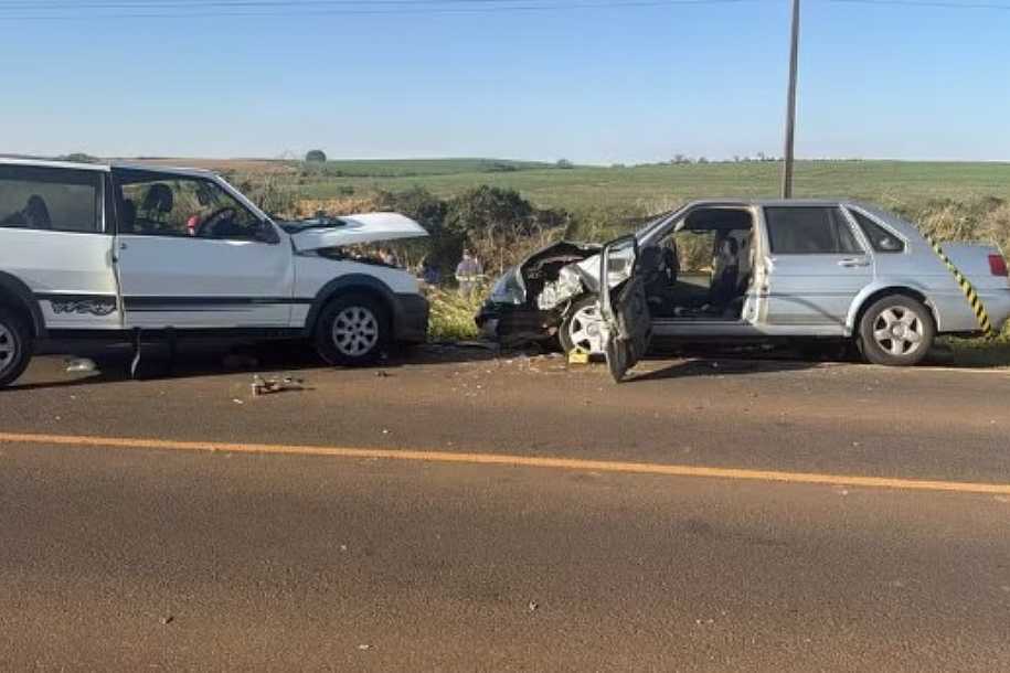 Mulher morre após veículos baterem de frente em rodovia vicinal