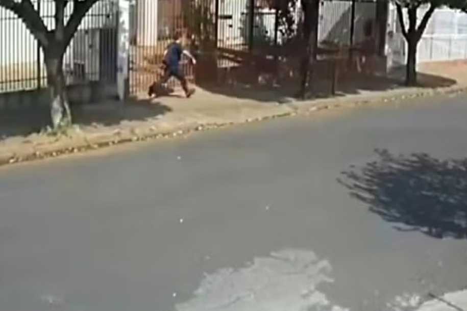 Vídeo mostra momento que homem sai correndo de caminhonete onde empresário e funcionário foram mortos a tiros