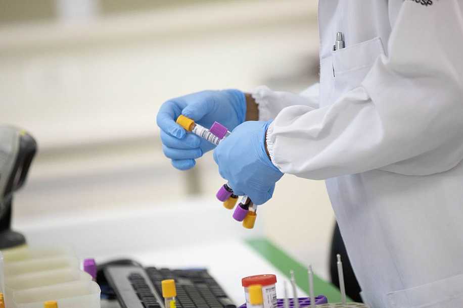156 países aderem à iniciativa para universalizar vacina contra covid-19, diz OMS