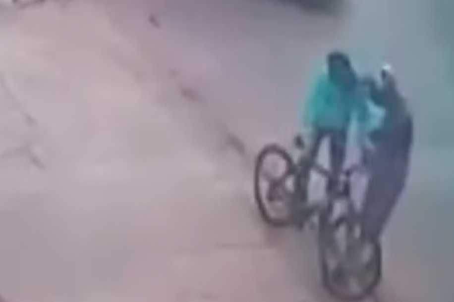 VÍDEO: Ciclista se desequilibra em avenida e por pouco escapa de ser atropelado por caminhão em Cedral