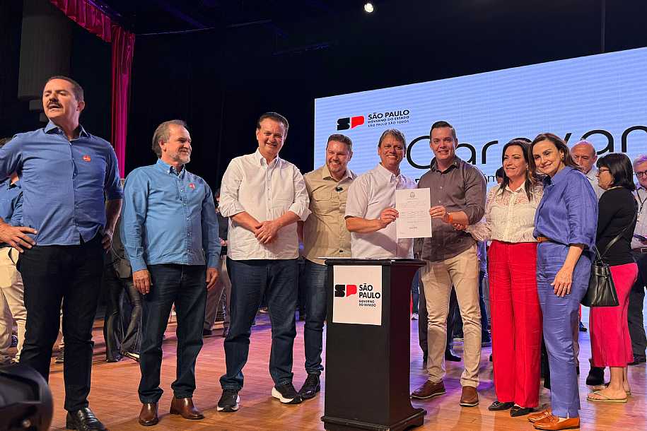 Macedônia conquista caminhão basculante e pá carregadeira durante Caravana 3D