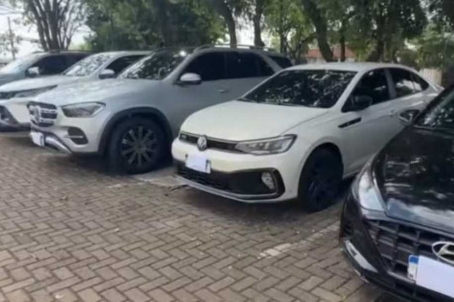 Carros de luxo são apreendidos em investigação contra influenciadora suspeita de movimentar quase R$ 100 milhões em esquema