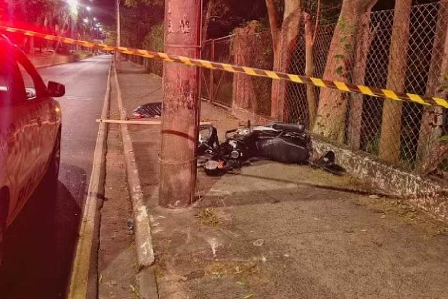 Motociclista perde controle e morre ao bater contra poste em avenida de Araçatuba