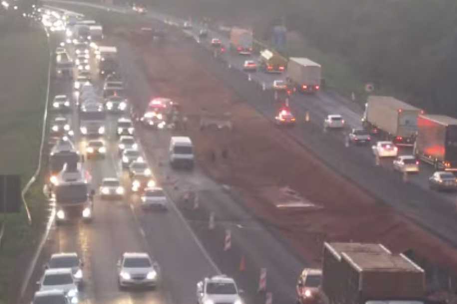 Motociclista morre ao ser atropelado por carreta em rodovia no interior de SP