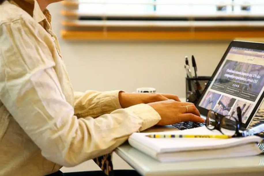 Mulheres recebem 19,4% a menos que homens, mostra relatório do governo
