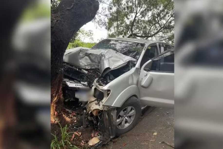 Motorista morre após caminhonete bater contra árvore; revólver e munição deflagrada foram encontrados no veículo
