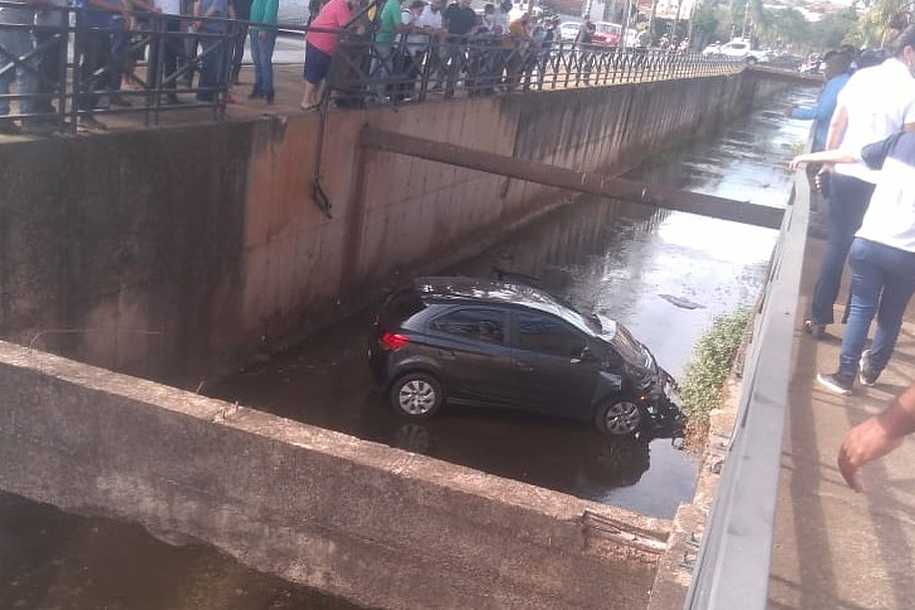 Carro cai em córrego após motorista se distrair com celular em Catanduva