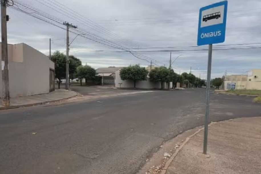 Jovem é esfaqueada por dois homens após descer de ônibus em ponto de Rio Preto