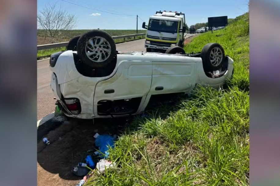 Homem morre e quatro ficam feridos após carro capotar em rodovia de Buritama