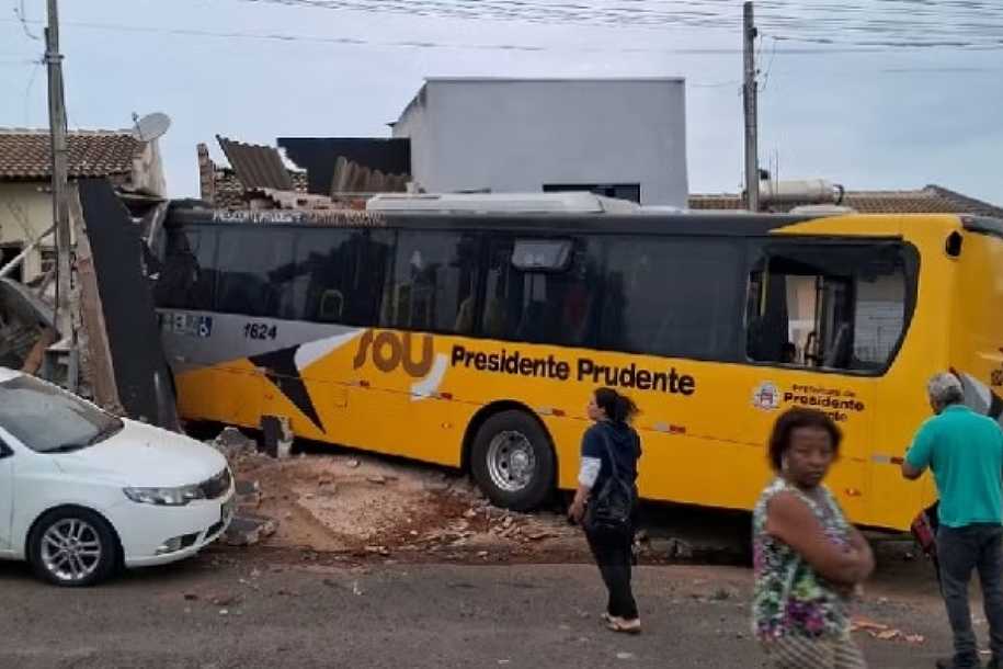 Ônibus da SOU Prudente invade duas casas após motorista sofrer mal súbito