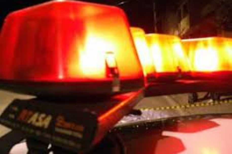Polícia Militar aborda caminhões com gado de origem suspeita na Eliéser Magalhães