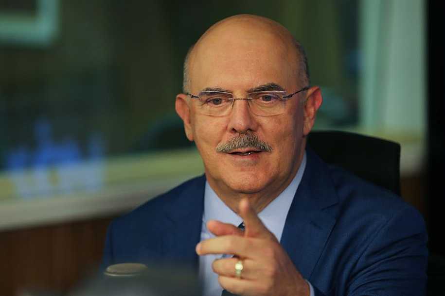 Milton Ribeiro entrega carta de demissão após denúncias de corrupção no MEC