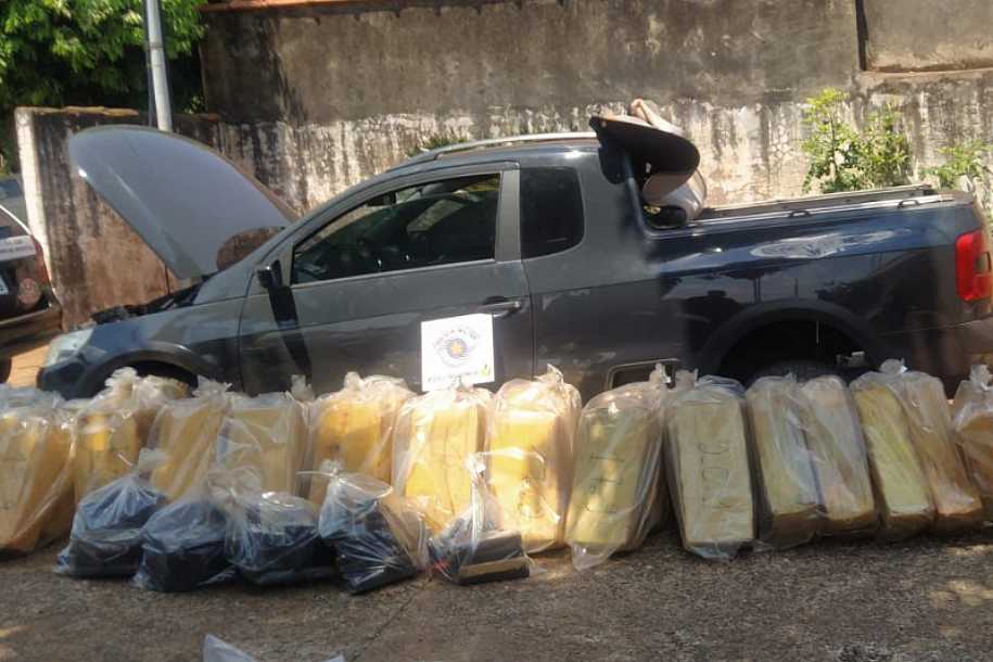 Mulher é presa com mais de meia tonelada de maconha