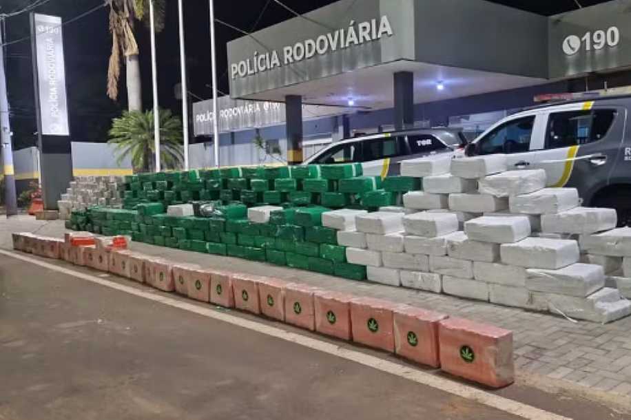 Caminhoneiro é preso com 7,2 toneladas de maconha escondida em carga de linguiça na SP-425