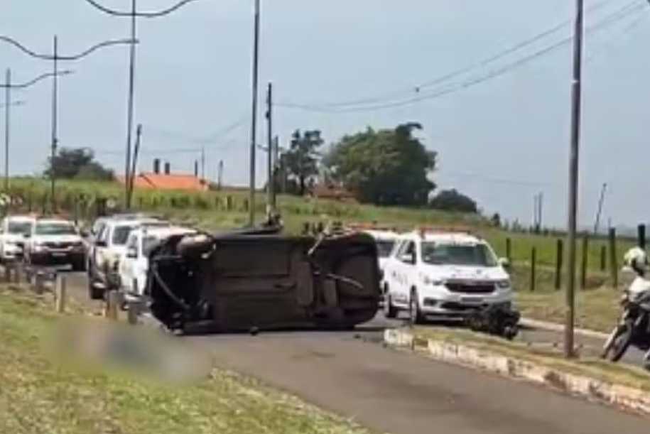 Motorista morre após desobedecer ordem de parada, andar na contramão e capotar carro com 25 kg de droga em rodovia