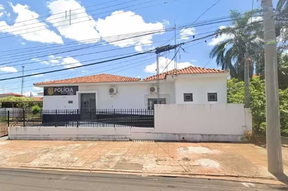 Policial militar é preso suspeito de invadir casa, espancar e perseguir namorada com medida protetiva
