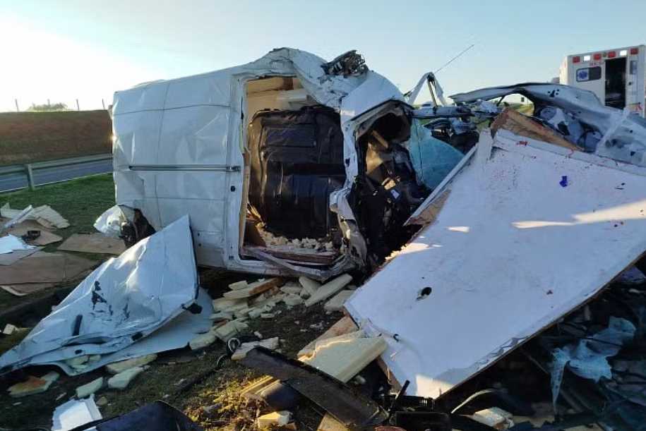 Motorista morre ao bater utilitário na traseira de caminhão carregado com combustível