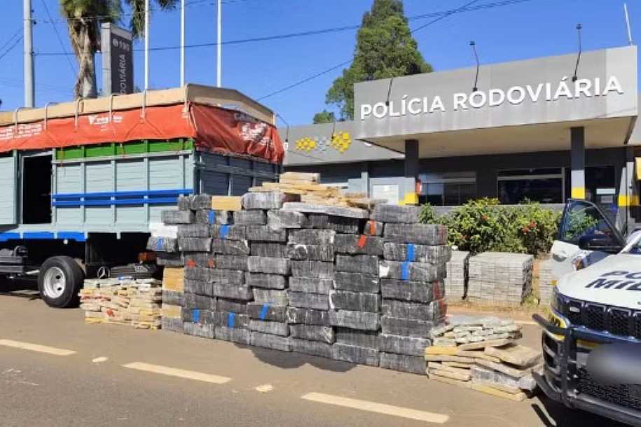 Polícia apreende uma tonelada de maconha em teto falso de caminhão no interior de SP