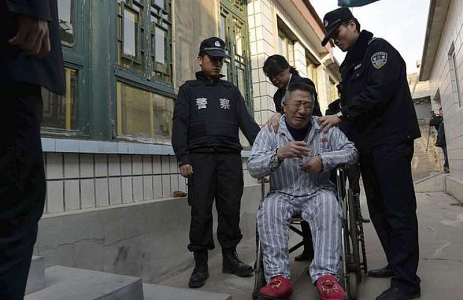 Polícia chinesa retira homem que se recusava a deixar hospital há 3 anos