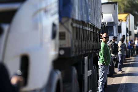Apesar do apelo de Bolsonaro, caminhoneiros mantêm paralisação