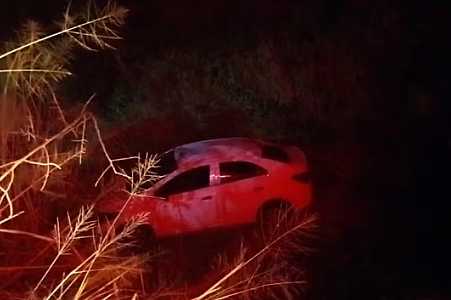 Motorista e passageiro cadeirante ficam feridos após carro cair em ribanceira em Castilho