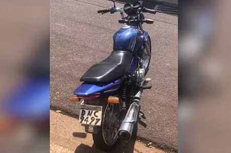 Mulher é abordada enquanto pilotava moto com placa pintada à mão no interior de SP