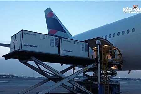 Avião com insumo para 8,6 mi de doses da Coronavac chega hoje, diz governo de SP
