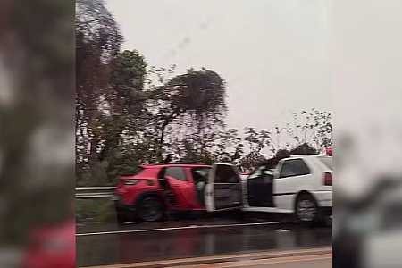 Homem e mulher morrem e outras pessoas ficam feridas após carros baterem de frente em Poloni