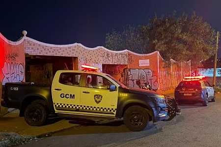 Morre homem encontrado com sinais de espancamento e queimaduras pelo corpo em motel abandonado