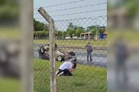 Adolescente é filmado ajoelhado em oração pela mãe após carro capotar em rodovia: ´Livramento´, diz mulher