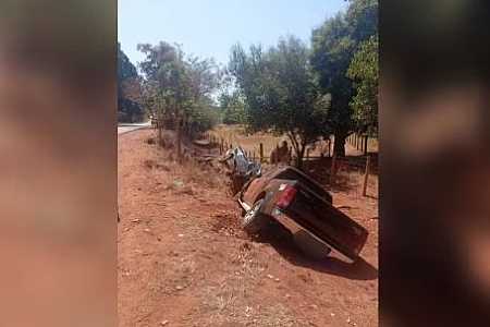 Motorista tem picape arremessada em acidente em estrada de terra e morre em Urânia