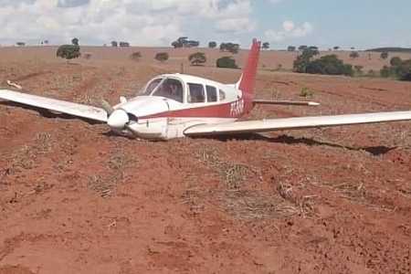 Avião de pequeno porte faz pouso forçado no interior de SP