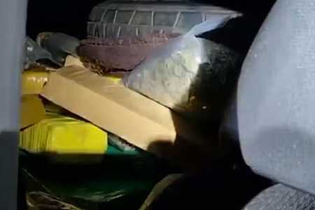 Perseguição de 40 km entre motorista em carro roubado e polícia termina com a apreensão de 800 kg de maconha