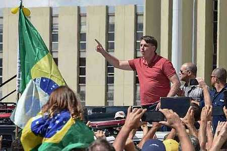 Em conversa com apoiadores, Bolsonaro mantém discurso de confronto e ataques