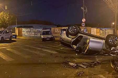 Adolescente que bateu carro contra ambulância tentava mexer no volume do rádio enquanto dirigia, diz polícia