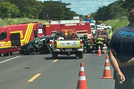 Batida frontal entre carro e caminhão deixa homem em estado grave em rodovia do noroeste de SP