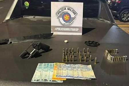 Homem é preso por posse de arma restrita e drogas após ameaças em via pública em Fernandópolis