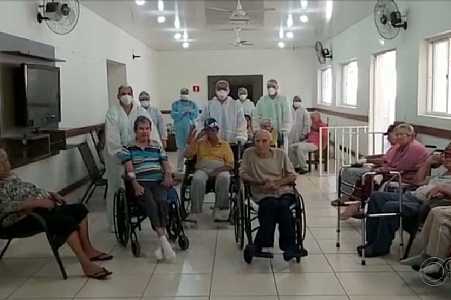 Mais de 20 idosos são liberados do isolamento após se curarem da Covid-19 em asilo do interior de SP