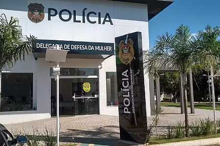Adolescente e irmã de 1 ano são encontrados sozinhos em casa após mãe ser vista em bar em Ilha Solteira