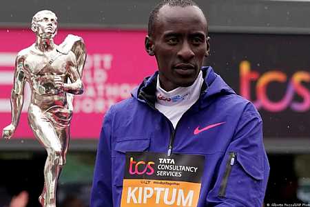 Recordista mundial da maratona morre em acidente de carro