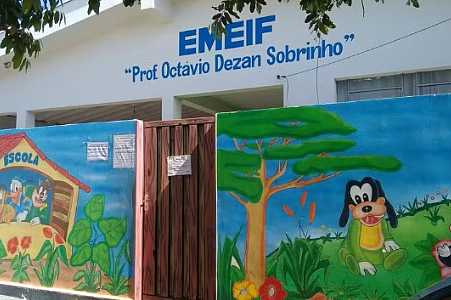 Amostras de água são colhidas para análise após surto de virose entre alunos e funcionários provocar suspensão das aulas em escola