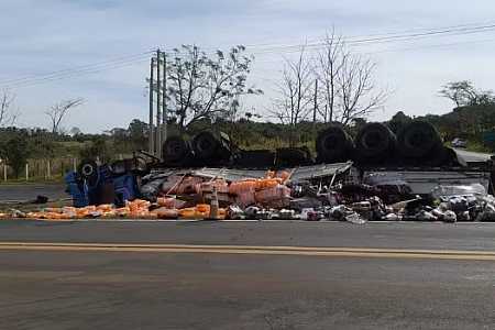 Motorista de carreta carregada com refrigerantes morre em acidente no interior de SP