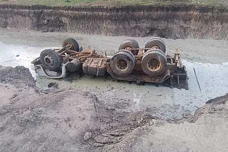 Motorista morre após caminhão tombar em barranco e cair dentro de lagoa em Glicério