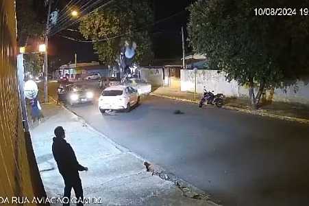 VÍDEO: piloto fica ferido após empinar moto e veículo ir parar no teto de carro no interior de SP