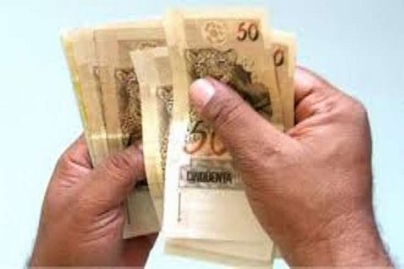 Publicado decreto que reajusta salário mínimo para R$ 724